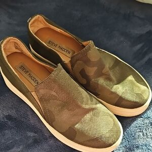 Steve Madden Zayna Camo Slip on